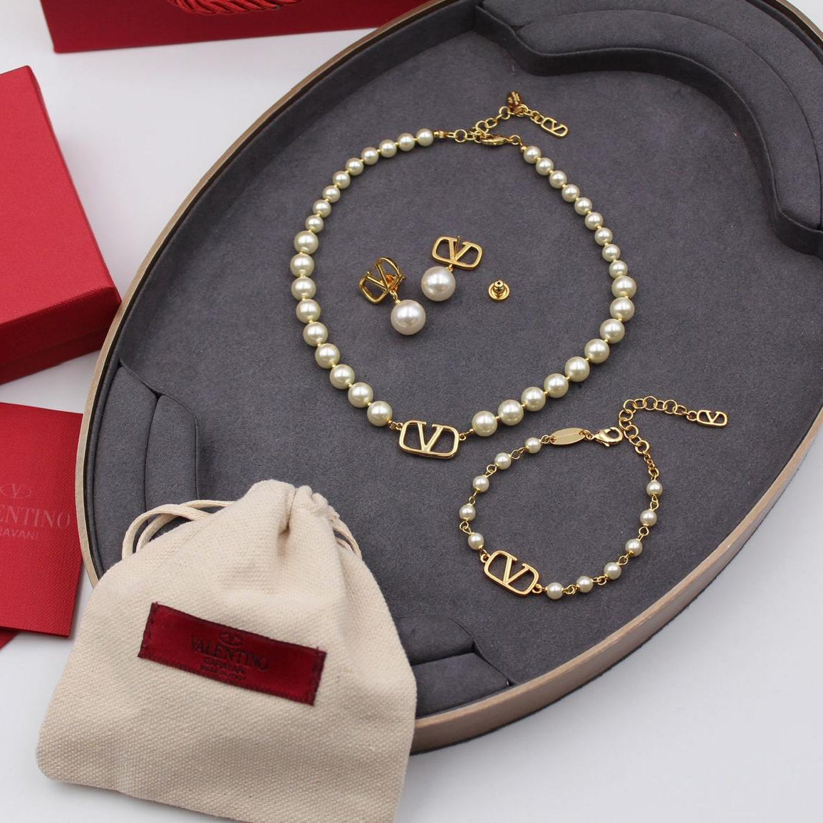 Valentino Garavani VLogo Signature Pearl