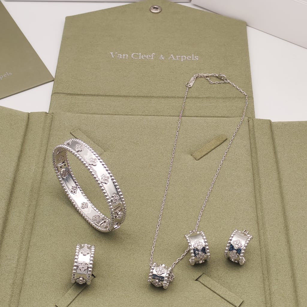 Van Cleef & Arpels Perlée Clovers Set