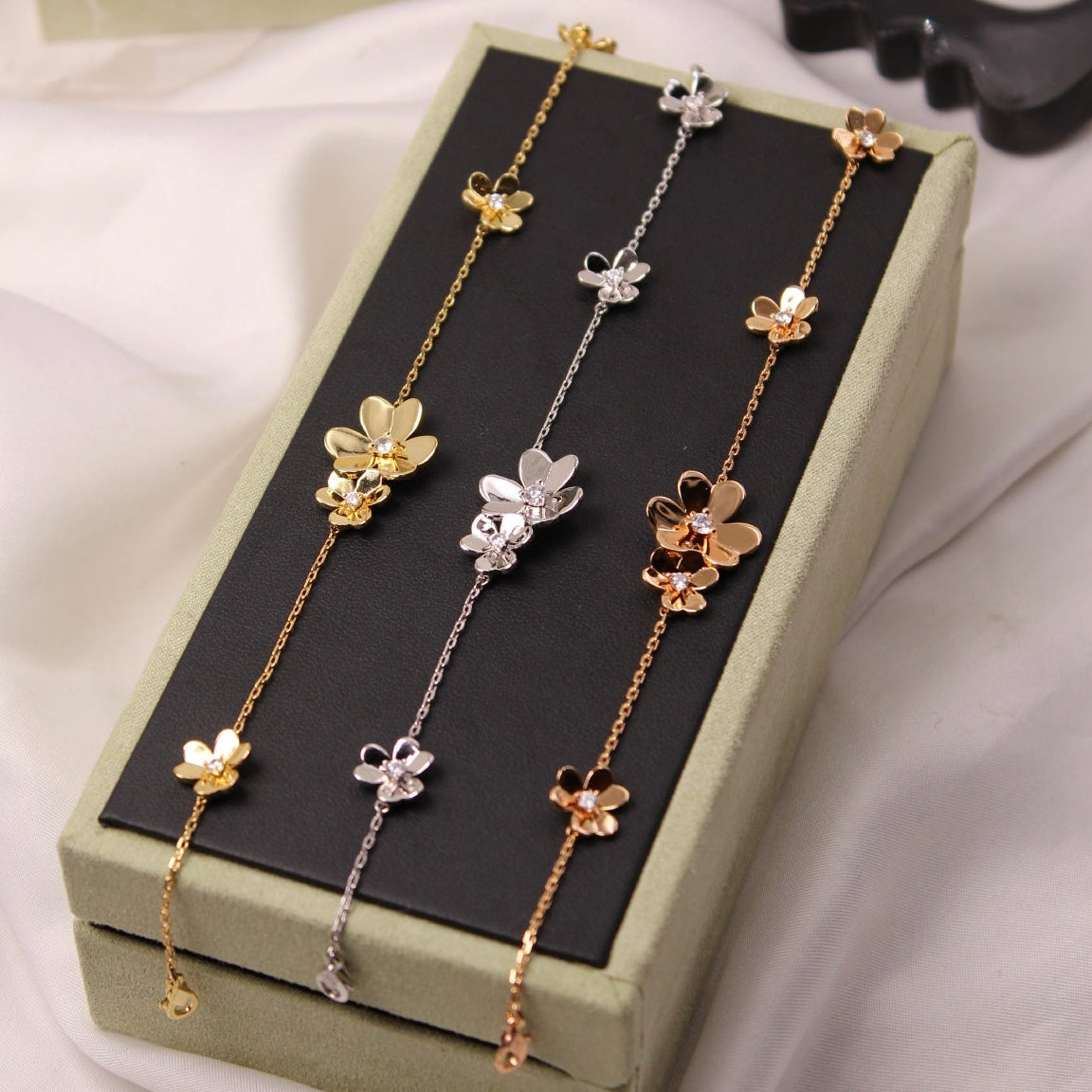 Van Cleef & Arpels Frivole 5-flower bracelet