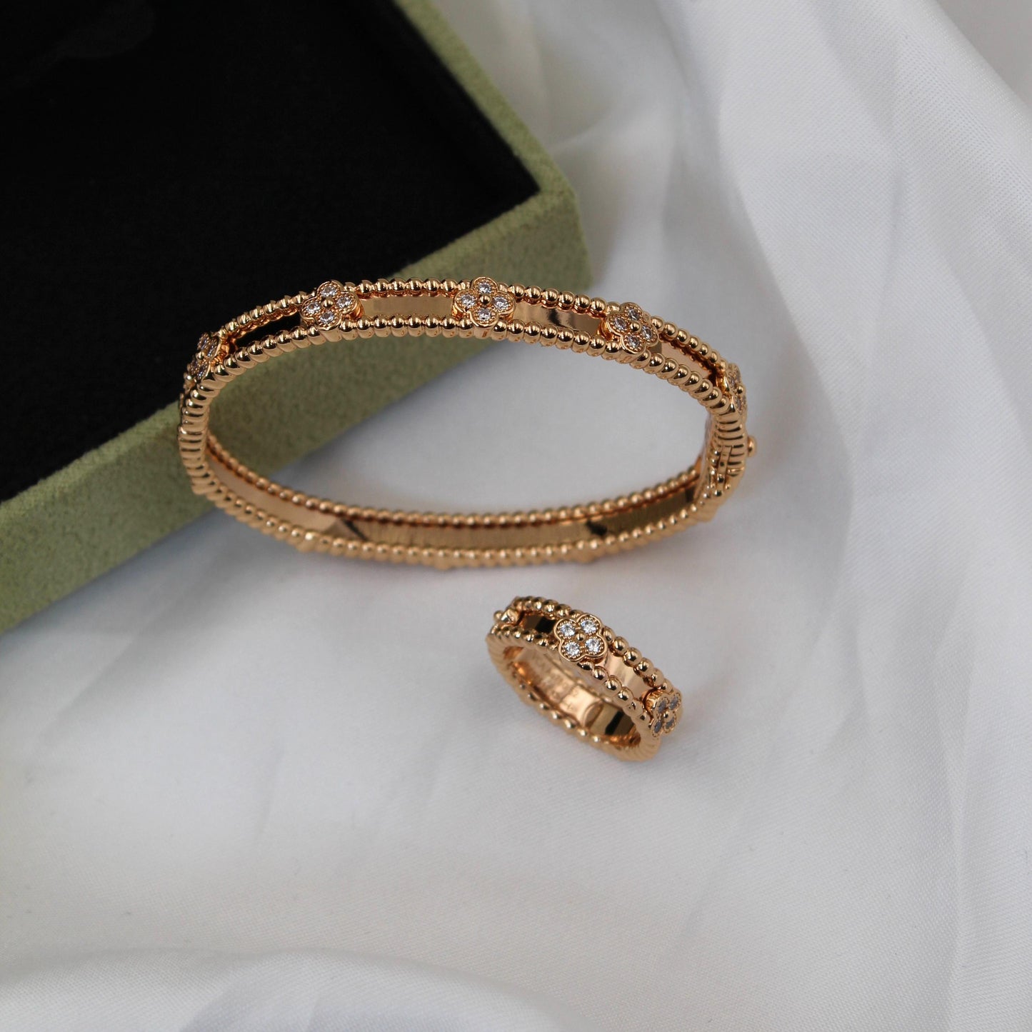 Van Cleef & Arpels Perlée Sweet Clovers