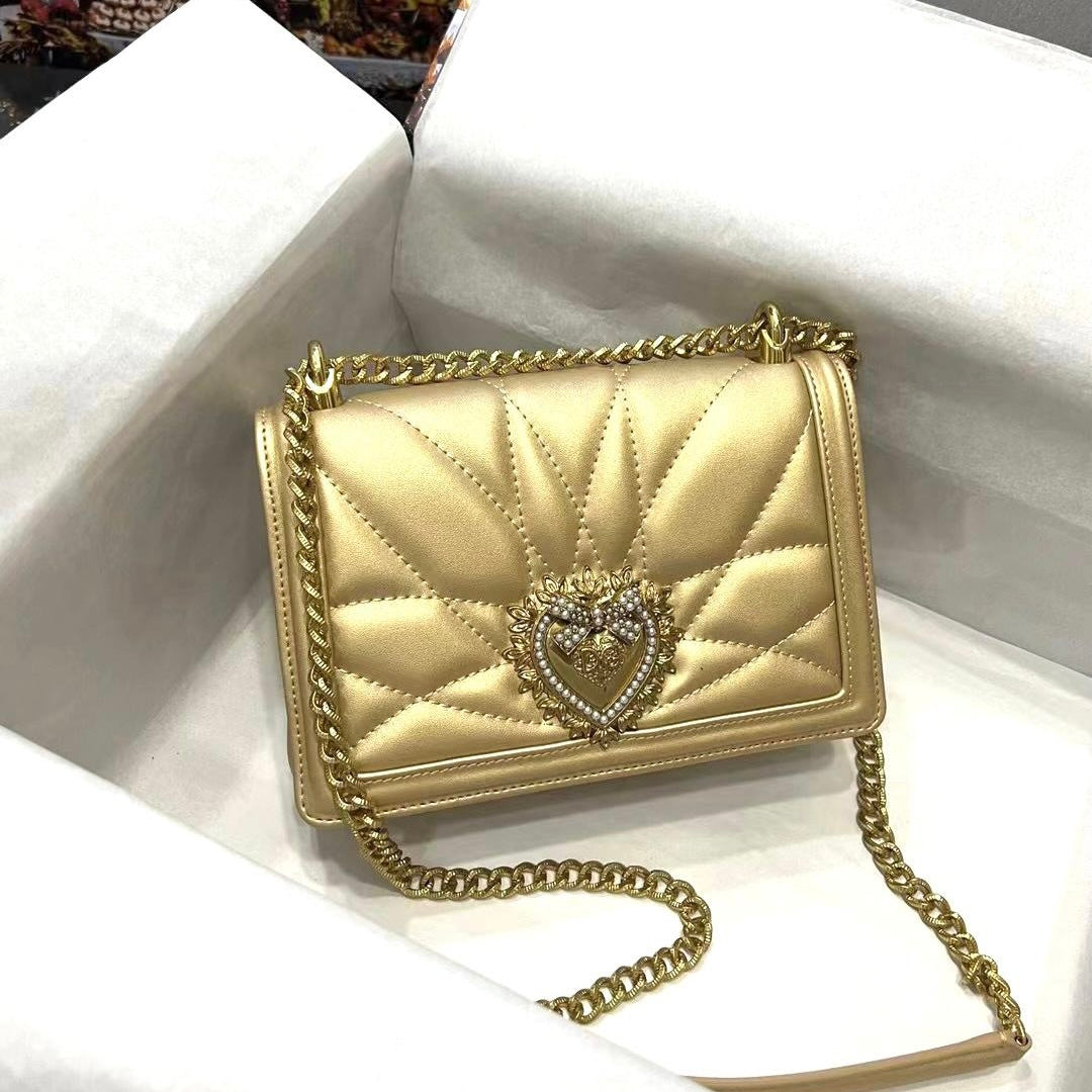 Dolce & Gabbana - The medium-sized white Devotion bag is